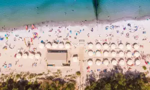 Plaża w Polsce, pełna słońca i ludzi. Idealne miejsce na wakacje all inclusive.