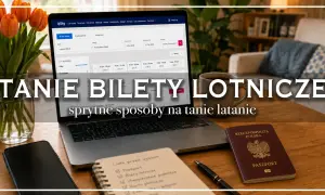 Tanie loty na majówkę? Laptop z wyszukiwarką lotów, paszport i lista rzeczy do spakowania to klucz do taniego latania.