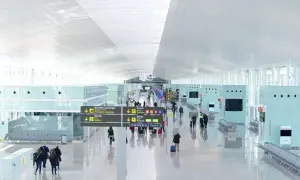 Lot do Hiszpanii? Ten nowoczesny terminal lotniska z tablicami kierunkowymi i podróżnymi z walizkami jest idealnym miejscem na rozpoczęcie podróży.