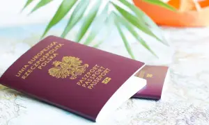 Pasporty na mapie, liść palmy i papierowy statek. Planujesz podróż? Czy na Maltę potrzebny paszport? Sprawdź!