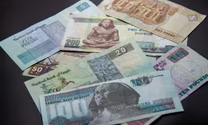 Różne banknoty funta egipskiego, od 1 do 200, leżą na czarnym tle. Planujesz podróż i zastanawiasz się, jakie dolary do Egiptu? Lepiej zabrać funty!