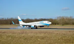 Samolot Enter Air ląduje, wzbijając dym. Ciekawe opinie forum o Enter Air.
