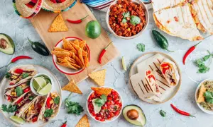Kolorowe dania meksykańskie: tacos, burritos, quesadillas, nachos, salsa i guacamole.