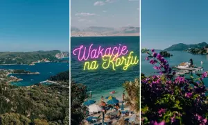 Widok na zatokę i miasteczko na Korfu. Neonowy napis "Wakacje na Korfu" nad plażą.