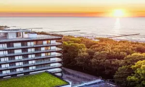 Idealne 10 dniowe wczasy nad morzem z wyżywieniem. Hotel z widokiem na zachód słońca nad Bałtykiem, otoczony zielenią.