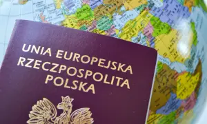 Polski paszport i globus symbolizują podróże. Sprawdź aktualny koszt paszportu przed planowaniem wakacji.