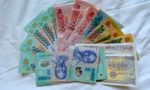 Waluta w Hanoi: stos banknotów 500 000, 50 000, 20 000, 10 000, 2 000 i 1 000 dongów w różnych kolorach.