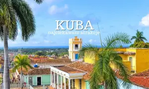 Kolorowe kamienice i palmy na wyspie Kuba. Widok na zabytkowe miasto Trinidad, gdzie słońce rozświetla architekturę.