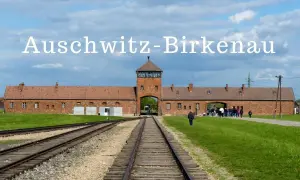 Brama obozu Auschwitz-Birkenau, miejsce pamięci. Opinie o Państwowym Muzeum Auschwitz-Birkenau w Oświęcimiu podkreślają wagę tego miejsca.