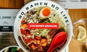 Ato ramen wro opinie: miska aromatycznego ramenu z jajkiem, mięsem i dodatkami. Na talerzu napis "No Ramen No Life".