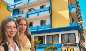Dwie dziewczyny przed hotelem Elba, który polecamy po przeczytaniu ok tours opinie.