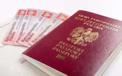 Polski paszport i kilka dowodów osobistych. Ważność paszportu jest kluczowa do podróżowania.
