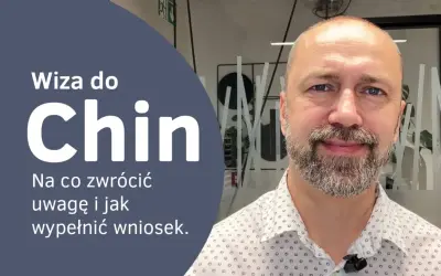 Wiza do Chin: poradnik, jak wypełnić wniosek i na co zwrócić uwagę. Mężczyzna z brodą w białej koszuli.