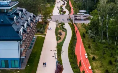Nowoczesna promenada w Świnoujściu oferuje liczne atrakcje: ścieżki rowerowe, biegowe i spacerowe, a obok hotel z widokiem na morze.