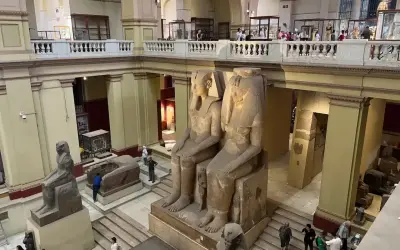 Wielkie posągi faraonów w nowym muzeum w Kairze. Zwiedzający podziwiają starożytne artefakty.