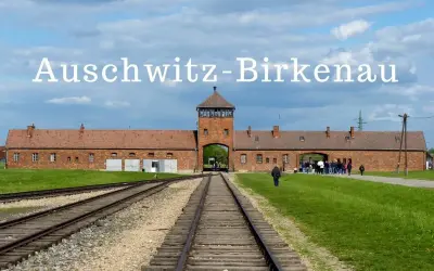 Brama obozu Auschwitz-Birkenau, miejsce pamięci. Opinie o Państwowym Muzeum Auschwitz-Birkenau w Oświęcimiu podkreślają wagę tego miejsca.