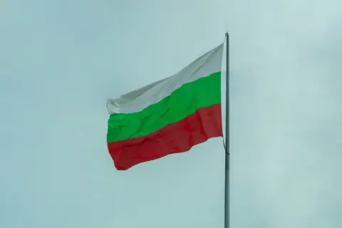 Bułgarska flaga powiewa na tle nieba. Zastanawiasz się nad cenami w Bułgarii?