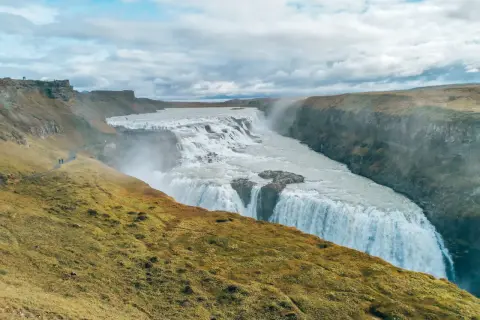 Potężny wodospad Gullfoss na Islandii, tworzący złoty krąg w krajobrazie.