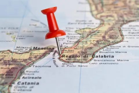 Czerwony pinezka zaznacza Reggio di Calabria na mapie, wskazując na podróż do Kalabrii we Włoszech.