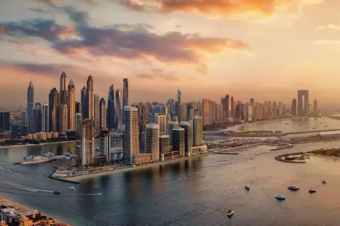 Zachód słońca nad Dubajem, z jego drapaczami chmur i jachtami, budzi pytanie: czy Dubaj jest bezpieczny? Tak, to nowoczesne miasto oferuje spokój.