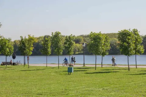 Spacerowicze i rowerzyści cieszą się piękną pogodą nad zalewem nowohuckim.