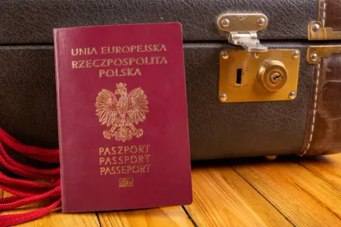 Pasport polski obok walizki. Czy do Czarnogóry potrzebny jest paszport? Tak, dla obywateli UE jest wymagany.