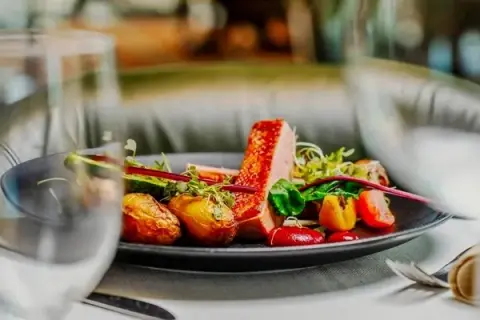 Mikołajki gdzie zjeść: najlepsze restauracje na każdą kieszeń