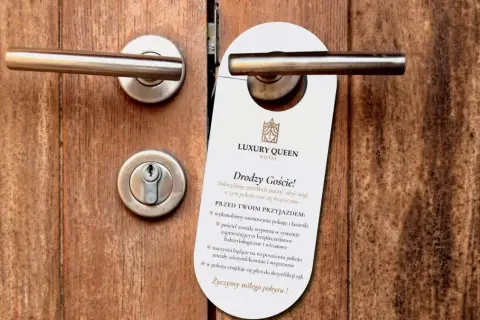 Jak zamknąć drzwi w hotelu na kartę od środka i czuć się bezpiecznie