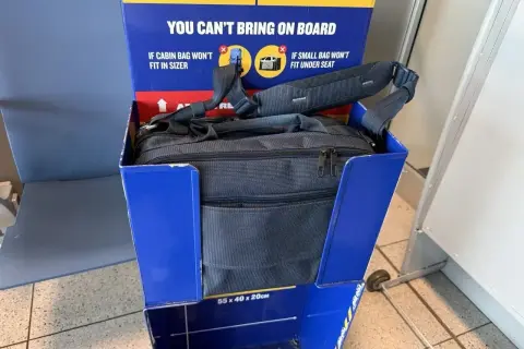 Torba podręczna Ryanair w sizerze. Wymiary ryanair podreczny: 55x40x20cm.