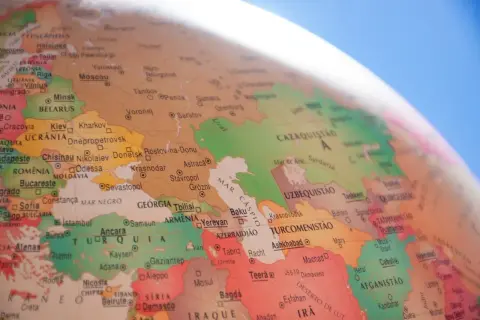 Mapa świata z zaznaczoną Turcją. Czy w Turcji jest bezpiecznie? Podróżni szukają informacji o bezpieczeństwie w tym kraju.