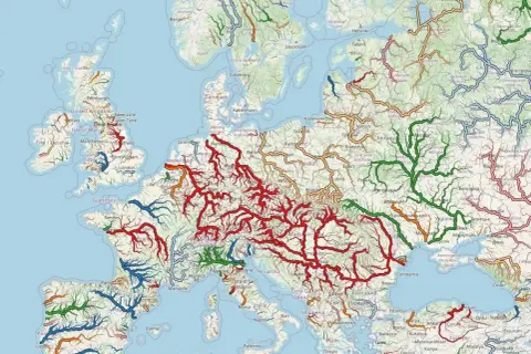 Mapa Europy z zaznaczonymi rzekami. Czerwone linie symbolizują rzekę Ren i jej dopływy, tworząc gęstą sieć wodną.