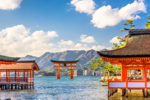 Japonia wycieczka Itaka: widok na słynną bramę torii w morzu i tradycyjne budynki świątynne na wodzie.