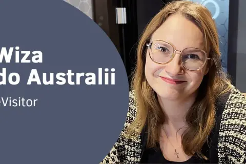 Uśmiechnięta kobieta w okularach. Tekst: "Wiza do Australii, eVisitor". Dowiedz się, czy do Australii potrzebna jest wiza.