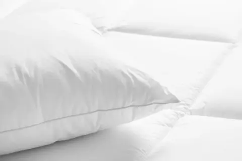 Jakie poduszki są w hotelach i dlaczego mają znaczenie dla komfortu?
