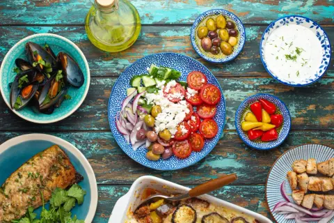 Pyszne dania kuchni greckiej: mule, ryba, sałatka grecka, souvlaki, dip i warzywa. Smacznego!