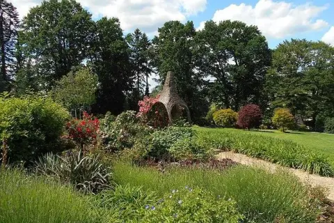 Kiedy jechać do arboretum Wojsławice, aby zobaczyć najpiękniejsze kwiaty?