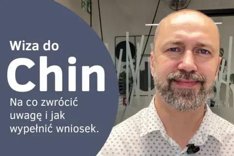 Wiza do Chin: poradnik, jak wypełnić wniosek i na co zwrócić uwagę. Mężczyzna z brodą w białej koszuli.