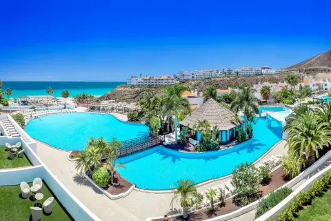 Wspaniały basen i widok na ocean w hotelu na Fuerteventurze. Idealne miejsce na wakacje, zgodnie z licznymi fuerteventura princess opinie.
