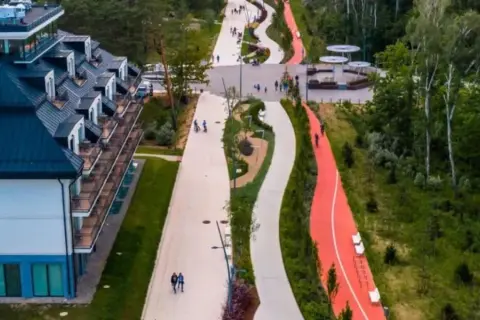 Nowoczesna promenada w Świnoujściu oferuje liczne atrakcje: ścieżki rowerowe, biegowe i spacerowe, a obok hotel z widokiem na morze.