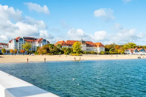 Widok na plażę i morze z hotelami w tle, jesienią.