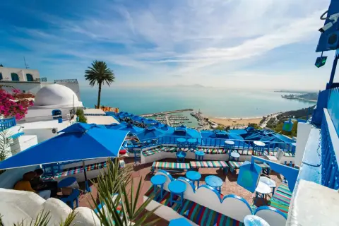 Widok na zatokę z kawiarni w Sidi Bou Said. Idealne miejsce na relaks podczas tunezja wycieczki fakultatywne.