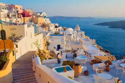 Santorini, Grecja, pogoda we wrześniu idealna na spacer po urokliwych uliczkach z widokiem na błękitne morze.