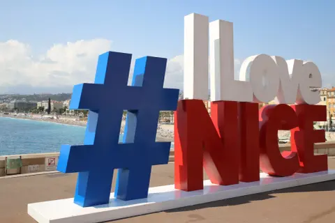 #LoveNice - wielki napis na tle plaży i morza. Idealne miejsce, by zacząć zwiedzanie Nicei!