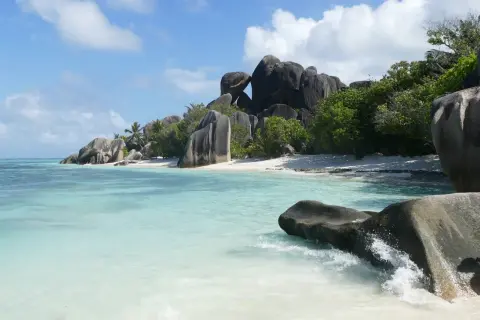 Rajska plaża na Seszelach z turkusową wodą, białym piaskiem i charakterystycznymi granitowymi skałami. Idealne miejsce na wycieczkę.