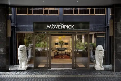 Wejście do hotelu Movenpick strzegą kamienne lwy. Eleganckie wnętrze zaprasza do środka.