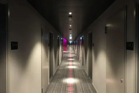 Czy osoba niepełnoletnia może wynająć pokój w hotelu? Oto co musisz wiedzieć