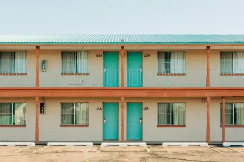 Czym się różni hostel od hotelu? Kluczowe różnice, które musisz znać