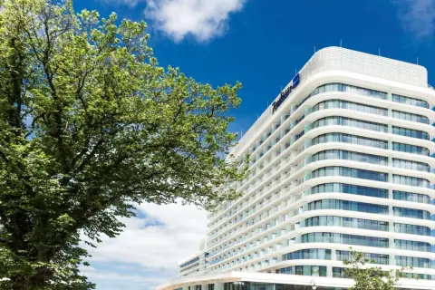 Nowoczesny Radisson Blu Resort Świnoujście zachwyca architekturą. Sprawdź radisson blu resort świnoujście ceny i zaplanuj wakacje.