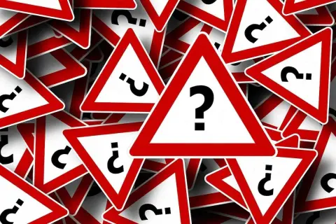 Mnóstwo znaków zapytania na czerwonych trójkątach. Szukasz informacji o biurze podróży? Sprawdź opinie, zanim podejmiesz decyzję.