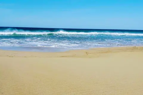 Piękne pafos plaże z błękitnym niebem i turkusowymi falami. Idealne miejsce na relaks.